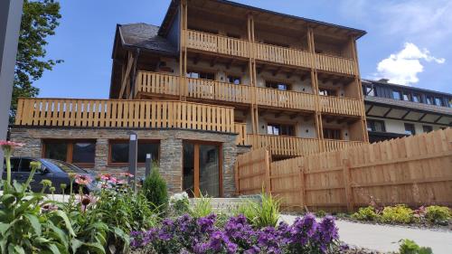 a building with a balcony on top of it at Burglodge Fischerkeusche in Mauterndorf