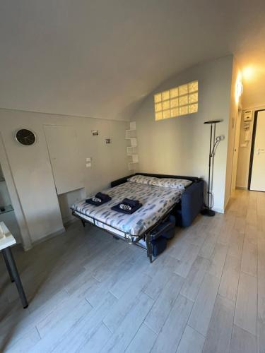 sypialnia z łóżkiem w rogu pokoju w obiekcie LA ZECCA PRINTING HOUSE 2 (PORTA NUOVA STATION) w Turynie