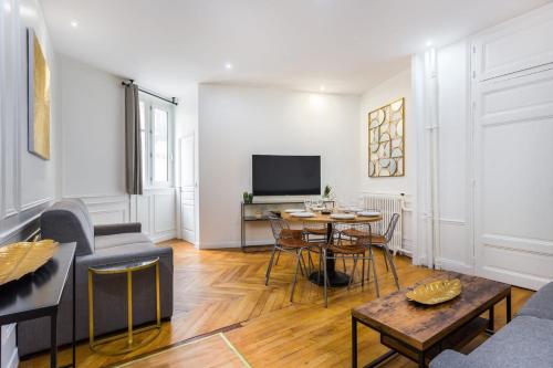 un salon avec un canapé et une table dans l'établissement Appartement accueillant -1BR-6P - Auteuil - Passy, à Paris
