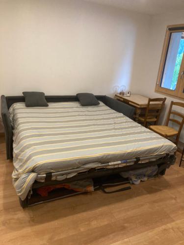 Postel nebo postele na pokoji v ubytování Un studio dans notre chalet