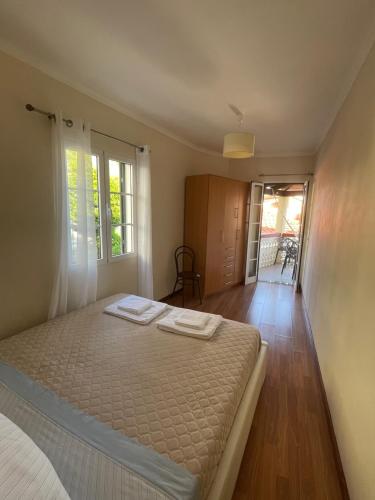 1 dormitorio con 1 cama con 2 toallas en Cosy 2 bedroom home in the heart of Jardim do Mar en Jardim do Mar