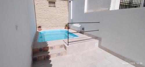 a swimming pool in the middle of a house at Hospedería do Porto in El Puerto de Santa María