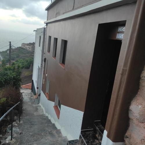 een deur naar een gebouw met uitzicht op de oceaan bij CASA ROSAMAR in Agulo