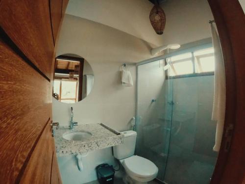 uma casa de banho com um WC, um lavatório e um chuveiro em Vila Bombaça - 100 metros da praia em Barra Grande