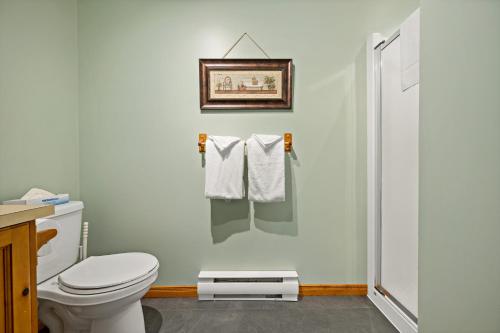 e bagno con servizi igienici bianchi e doccia. di Haut-Bois by Rendez-Vous Mont-Tremblant a Mont-Tremblant