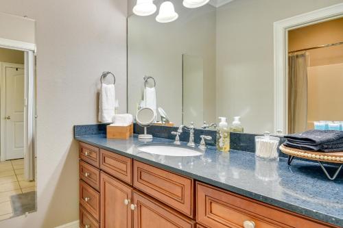 uma casa de banho com um lavatório e um espelho em Auburn Retreat with Balcony - Walk to Campus! em Auburn