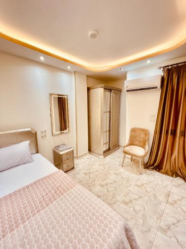 Un pat sau paturi într-o cameră la El Mansour Hotel apartmen 74