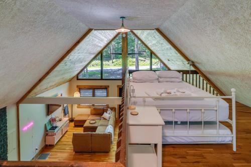 um quarto com uma cama num sótão em Pet-Friendly Lackawaxen Cabin with Wraparound Deck! em Lackawaxen