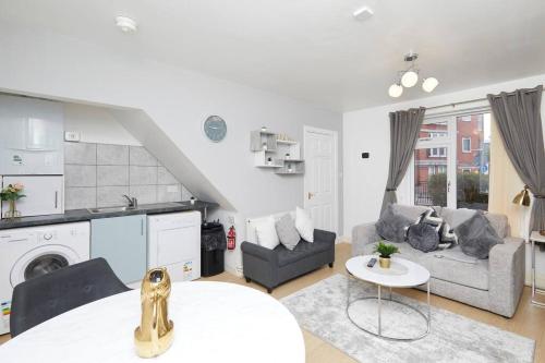 uma sala de estar com um sofá e uma mesa em 3 Bed Notts City Centre Town House - Free parking em Nottingham