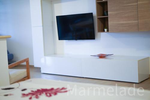 ein Wohnzimmer mit einem TV auf einem weißen Tisch in der Unterkunft Marmelade in Zagarolo