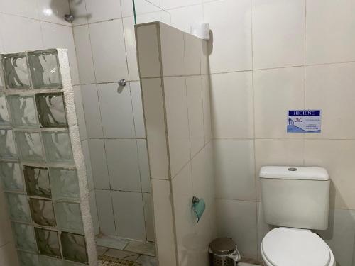 Ett badrum på Rio Natureza apart 114