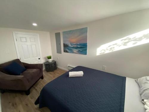 um quarto com uma cama, um sofá e uma cadeira em Private Bedroom Studio Downtown em Stamford