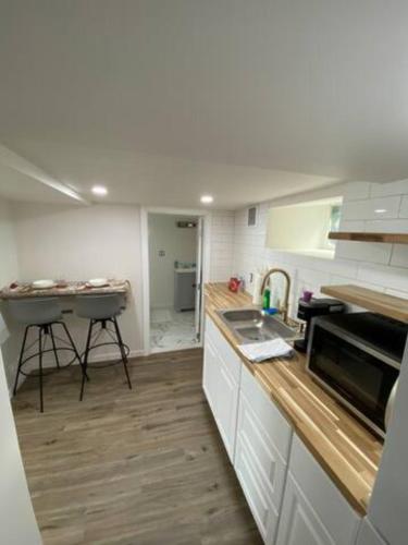 uma cozinha com um lavatório e uma bancada em Private Bedroom Studio Downtown em Stamford