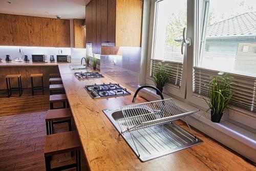 Cucina o angolo cottura di Hotel NOCLEGI WRZOSOWA Siedlce