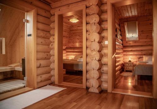 Habitación con puerta corredera en una cabaña de madera en Green Hill en Ravna Gora