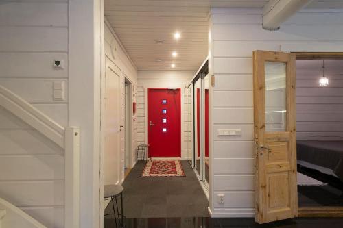 un pasillo con una puerta roja en una habitación en Log-house at Pyhätunturi ski resort. en Pyhätunturi