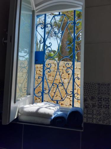 a window with a gate with towels in front of it at Rifugio di Sibir in Selva di Fasano