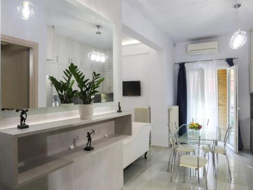 een woonkamer met een wastafel en een eetkamer bij La casa di San Rocco in Corfu-stad