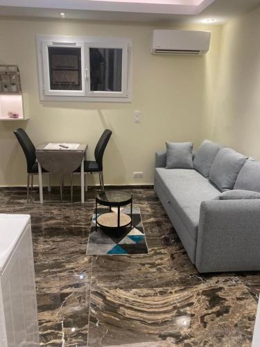 un salon avec un canapé et une table dans l'établissement Au Calme, au Cannet