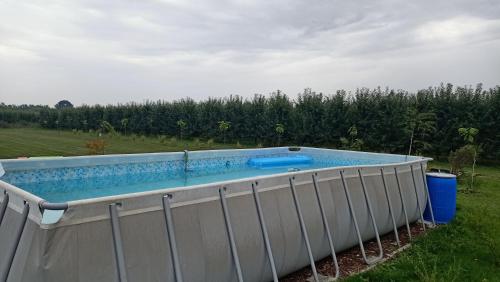 een zwembad in een hek in een veld bij Ostoja Czersk Zamek Góra Kalwaria in Czersk