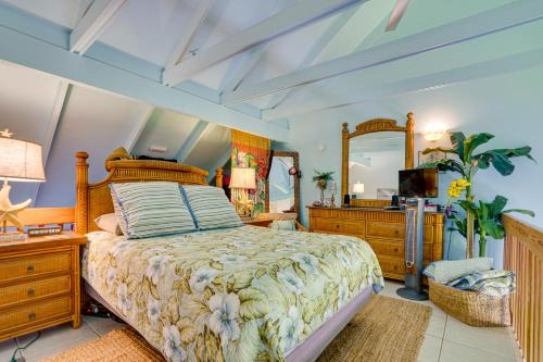 1 dormitorio con cama, tocador y espejo en Oceanfront Maunaloa Condo, Steps to Pool and Beach! en Maunaloa