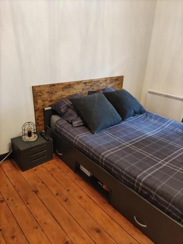 une chambre avec un lit et un parquet dans l'établissement la bouquetiere, à Mazières-en-Gâtine