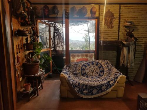 ein Schlafzimmer mit einem Bett in einem Zimmer mit einem Fenster in der Unterkunft Quiet cottage in a hill with great view not far to downtown in Santiago