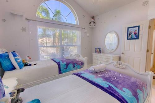 1 Schlafzimmer mit 2 Betten und einem großen Fenster in der Unterkunft Magical Clubhouse in Orlando