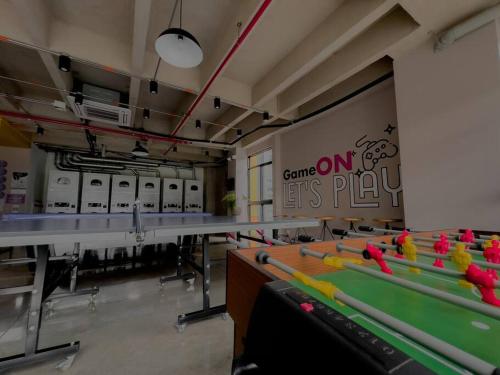 a room with a row of tables with baseball bats at Bello apartaestudio Alto Living in Cali