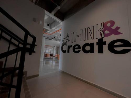 a white wall with a think accelerate sign on it at Bello apartaestudio Alto Living in Cali
