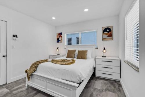 Habitación blanca con cama y ventana en Lovely 1 Bedroom Walking Distance To Ocean - Suite 9, en Hollywood