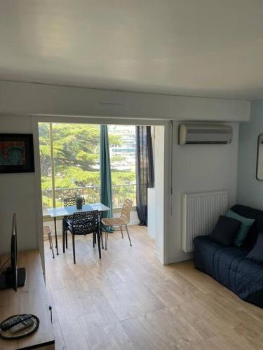 Photo de la galerie de l'établissement Petit T2 / 4 couchages, à Cannes