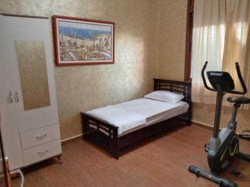 a bedroom with a bed and a treadmill at Appartement Kennedy in Safi