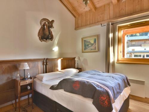 - une chambre avec un lit avec une tête de cheval sur le mur dans l'établissement Superbe Duplex 8 pers, Terrasse, Casiers Ski, Parking, Proche des Pistes et Centre, Les Gets - FR-1-685-27, aux Gets