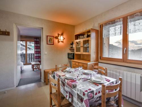 une salle à manger avec une table et des chaises dans l'établissement Appartement T2 idéalement situé entre les télécabines Mont Chéry et Chavannes, au cœur des Gets - FR-1-685-49, aux Gets