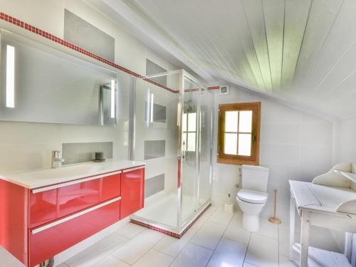 La salle de bains est pourvue d'un lavabo rouge et de toilettes. dans l'établissement Appartement Les Gets, 5 pièces, 12 personnes - FR-1-685-39, aux Gets
