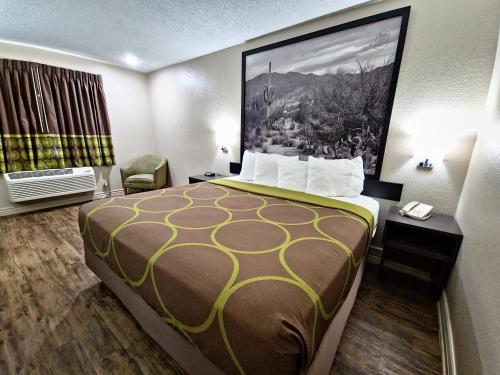 ein Hotelzimmer mit einem Bett in einem Zimmer in der Unterkunft Super 8 by Wyndham Goodyear/Phoenix Area in Goodyear