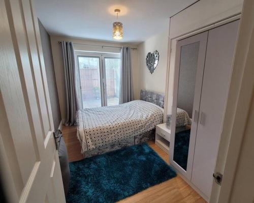 a small bedroom with a bed and a mirror at Cozy Central One Bedroom Flat in Reading