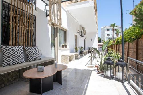 un patio al aire libre con 2 mesas y sillas en Rodi Luxury Apartment en Rodas