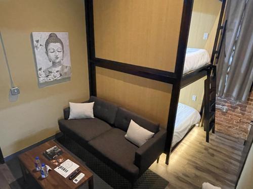 ein Wohnzimmer mit einem Sofa und einem Etagenbett in der Unterkunft Boxstel - Modern Stay Hotel Downtown El Paso in El Paso