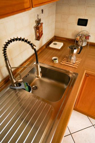 a stainless steel sink in a kitchen with at jacuzzi e giardino privato - 10 minuti lago maggiore - con parcheggio - vicino malpensa MXP in Somma Lombardo