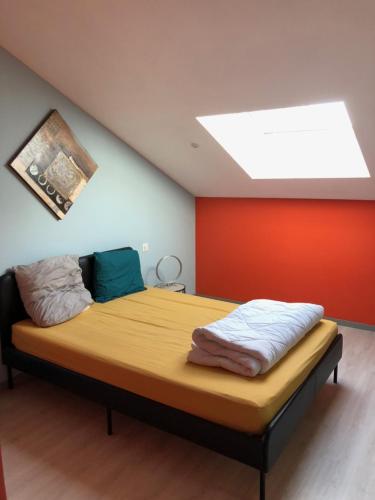 um quarto com uma cama grande e uma clarabóia em Gîte la Diva em Lagrave