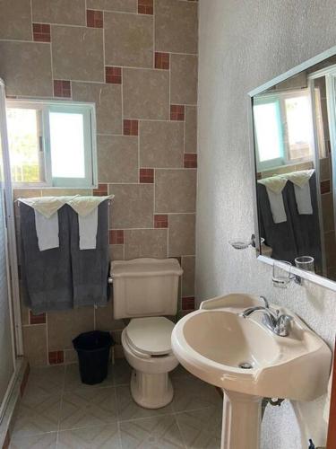 La salle de bains est pourvue de toilettes et d'un lavabo. dans l'établissement A big house for a big time., à La Joya