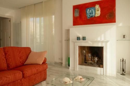 een woonkamer met een oranje bank en een open haard bij Civico89 in Pescara