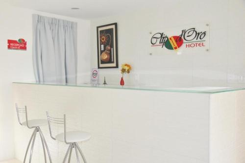 a bar with two stools in a room at Clip d´Oro Hotel in Camaçari