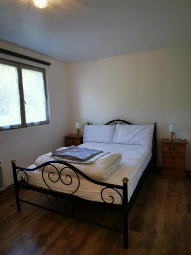 ein Schlafzimmer mit einem Bett in einem Zimmer in der Unterkunft Gîte du pont tournant in Torcy