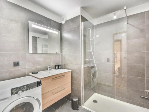 a bathroom with a washing machine and a shower at Appartement Les Gets, 3 pièces, 6 personnes - FR-1-685-65 in Les Gets