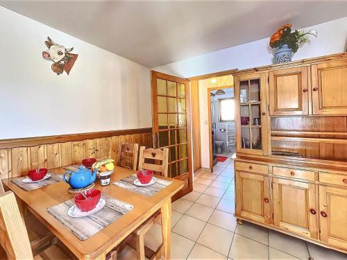 - une cuisine avec une table en bois et des placards en bois dans l'établissement Appartement cosy aux Sybelles, grand extérieur, garage privé, proche pistes, parfait pour familles - FR-1-267-246, à Villarembert