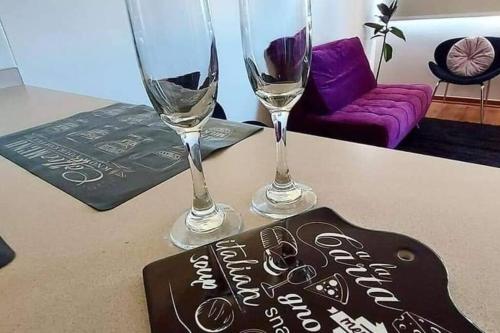 dois copos de vinho em cima de uma mesa em Sor Vicenta Suites em San Carlos de Purén