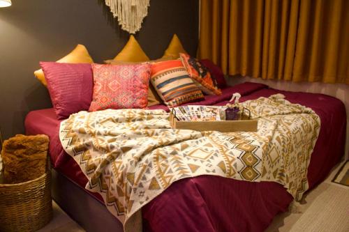 een slaapkamer met een bed met een doos erop bij The Room: Magic Shop in Tagaytay